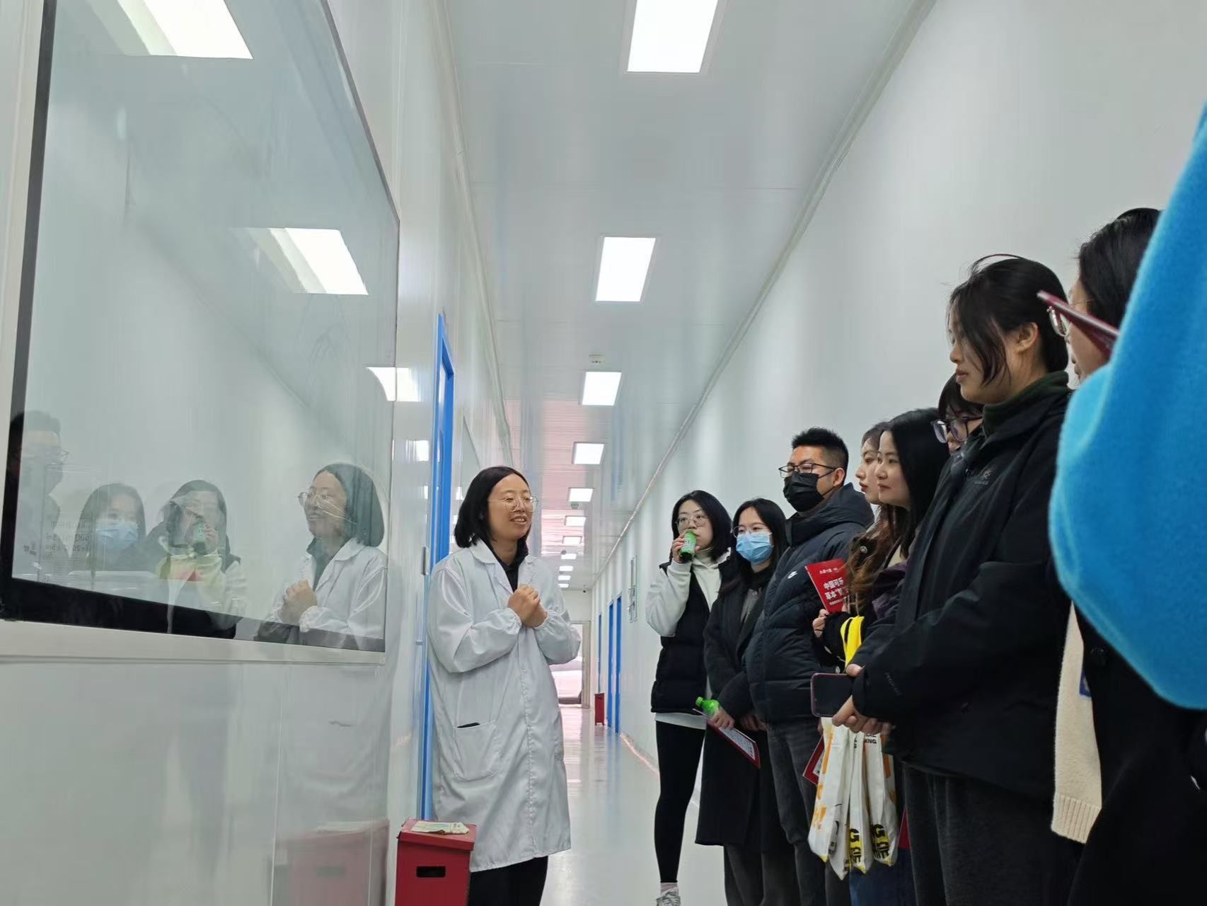 新商科教学部联合鱼城书院走进天府可乐工厂开展实践教学暨赛事策划活动